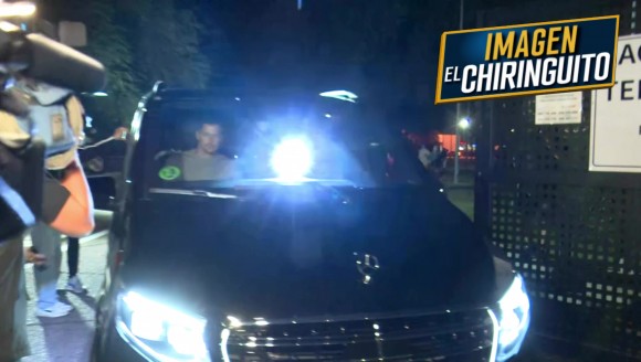 六台直击：C罗司机远光灯直射镜头！C罗深夜抵马德里，瞬间闪瞎